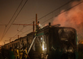 Haos la Rio de Janeiro. Un tren și zeci de autobuze și camioane au fost incendiate din răzbunare