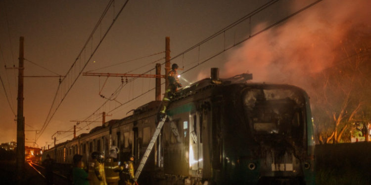 Haos la Rio de Janeiro. Un tren și zeci de autobuze și camioane au fost incendiate din răzbunare