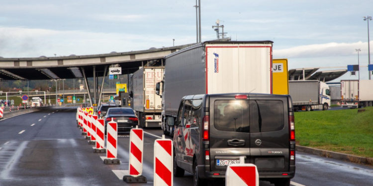 Slovenia reintroduce controale la granița sa Schengen cu Croația și Ungaria de frica „atentatelor teroriste”