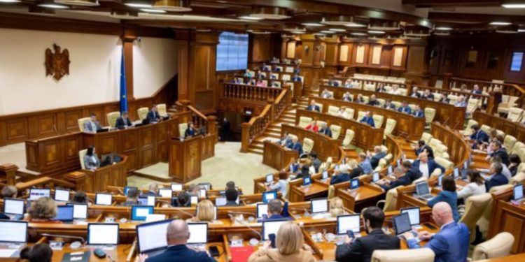 Fost președinte CEC: Pachetul „Spor pentru Moldova”, adoptat de Parlament în prag de alegeri locale – o pomană electorală