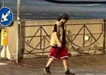 Un moldovean a băgat teroarea în locuitorii unui oraș din Italia. Sute de localnici s-au plâns că au fost atacați sau amenințați cu cuțitul de tânăr | VIDEO