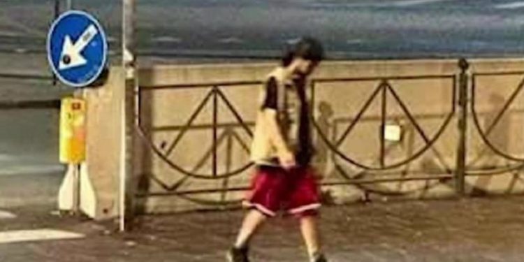 Un moldovean a băgat teroarea în locuitorii unui oraș din Italia. Sute de localnici s-au plâns că au fost atacați sau amenințați cu cuțitul de tânăr | VIDEO