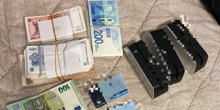 Atelier de fabricare ilegală a dispozitivelor de clonare a cartelelor bancare, pentru bancomatele din Europa – destructurat