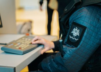 A pornit spre Londra cu bagajul plin cu țigări: Funcționarii vamali au depistat 170 de pachete în bagajul unei tinere