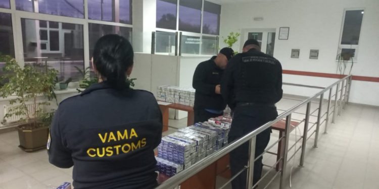 Contrabandă cu țigări, în nordul țării. Aproape 3.000 de pachete de țigări depistate într-un microbuz ce trebuia să ajungă în Marea Britanie