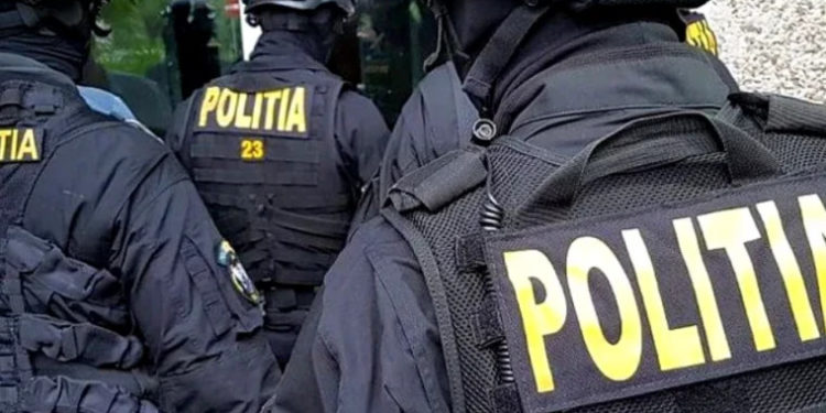Poliția oferă detalii de la descinderile în dosarul „finanțării ilicite a unui partid”. Trei persoane ar fi fost reținute | VIDEO