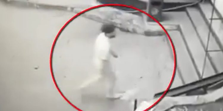 Două femei, atacate în plină de zi de un tânăr, în capitală: Le-a pândit până la un loc sigur, apoi le-ar fi smuls lanțurile de la gât și a fugit