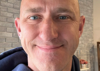 „Încătușați-mă, altfel iese rău”. Motivul pentru care un pilot a încercat să oprească motoarele unui avion în zbor și să-l doboare