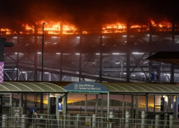 Toate zborurile de pe Aeroportul Luton din Londra au fost suspendate din cauza unui incendiu puternic