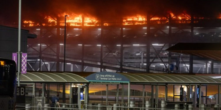 Toate zborurile de pe Aeroportul Luton din Londra au fost suspendate din cauza unui incendiu puternic