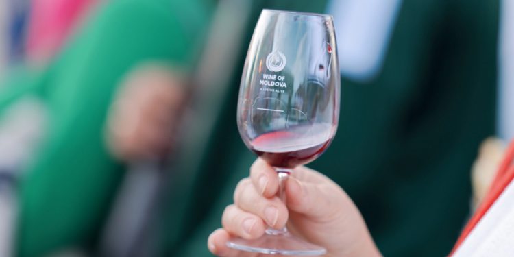 Vin, muzică, dansuri și …pumni! Cum a fost sărbătorită Ziua Națională a Vinului la Chișinău | VIDEO