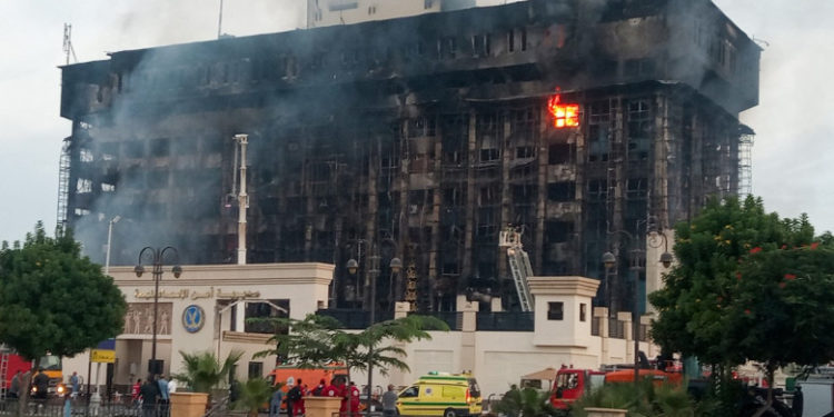 Incendiu uriaș în Egipt. Cel puțin 25 de persoane au fost rănite după ce o clădire a poliției a fost cuprinsă de flăcări