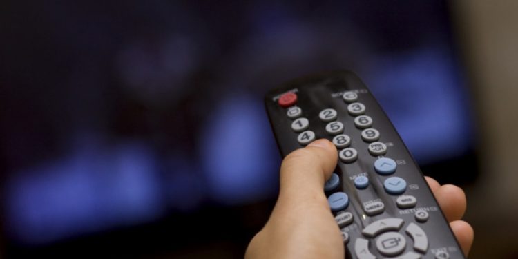 «Это беспредел. Нет ни демократии, ни свободы слова». Граждане возмущены решением властей приостановить лицензию на вещание шести телеканалов | VIDEO