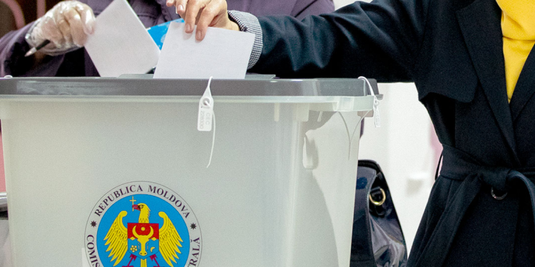 «Не успеваем — много людей». На избирательном участке в Кочиерах очередь. Жители Дубоссар рискуют не проголосовать | VIDEO