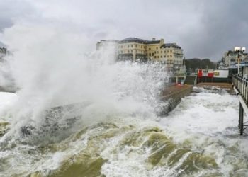 Мощный шторм Сиаран в Западной Европе унес жизни шести человек
