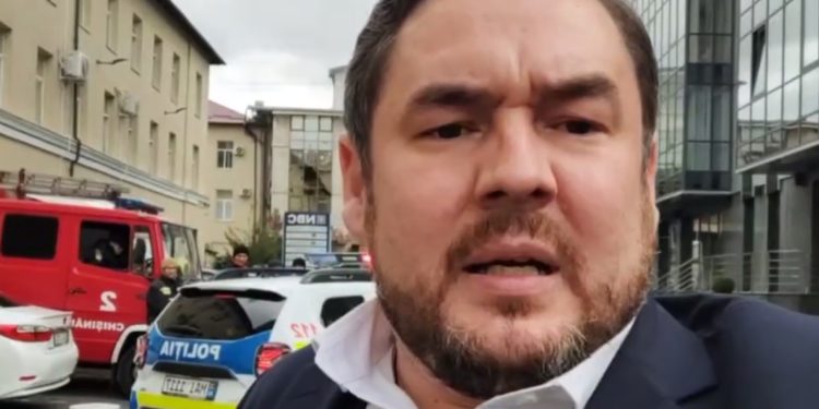 Очередное сообщение о бомбе в здании, где Партия „Шанс” арендует помещение. Вместо эвакуации полиция „силовыми методами” проверяла документы у посетителей | VIDEO