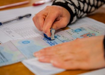 Alegeri 2023: Vârstnicii sunt mult mai activi decât tinerii. Aproape un milion de persoane au mers deja la urnele de vot | VIDEO