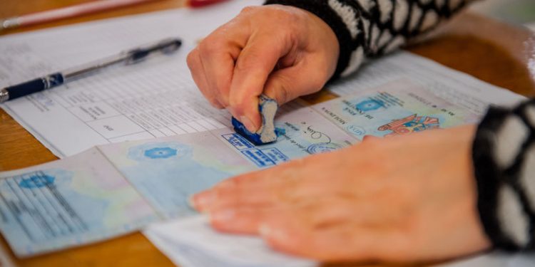 Alegeri 2023: Vârstnicii sunt mult mai activi decât tinerii. Aproape un milion de persoane au mers deja la urnele de vot | VIDEO