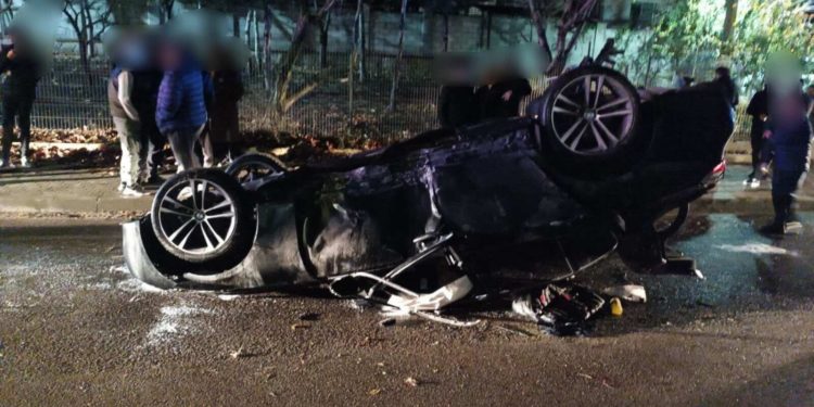 В пригороде Кишинева автомобиль врезался в столб и перевернулся. Пострадали два человека