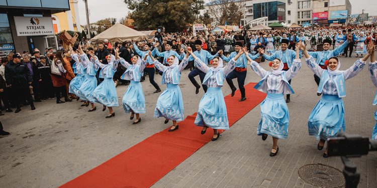 В Гагаузии отметили фестиваль вина. Евгения Гуцул: «Мы вместе сохраним наши традиции, нашу уникальную кухню и наши обычая, наш гагаузский язык» | VIDEO