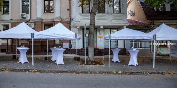 Праздничные столы с букетами цветов и шампанским: руководство и члены ПДС, были освистаны сторонниками партии «Шанс», прямо перед офисом партии | VIDEO