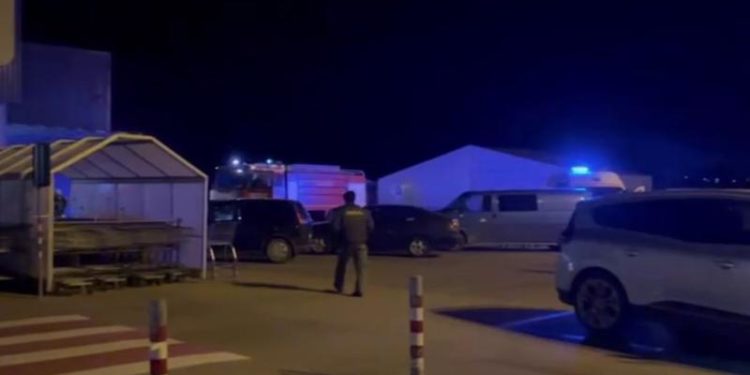 Panică la un hipermarket din Bălți: Oamenii, evacuați după ce magazinul a luat foc. O ambulanță și 3 echipaje de pompieri au intervenit | VIDEO