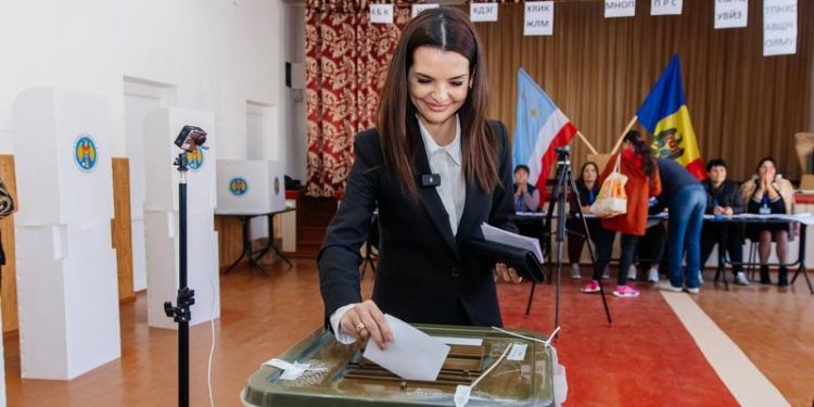 Evghenia Guțul califică scrutinul de astăzi drept „nedemocratic”, iar Ion Chicu spune că a votat pentru „dreptul de a alege”. Mesajele politicienilor care și-au exercitat dreptul electoral | VIDEO