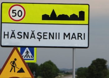 Locuitorii satului Hăsnăşenii Mari, Drochia, nemulțumiți că primarul socialist nu își îndeplinește promisiunile: Aceștia se plâng de starea drumurilor și lipsa canalizării | VIDEO