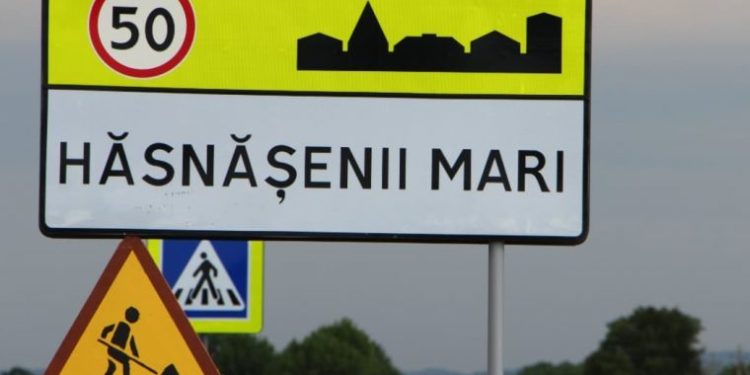 Locuitorii satului Hăsnăşenii Mari, Drochia, nemulțumiți că primarul socialist nu își îndeplinește promisiunile: Aceștia se plâng de starea drumurilor și lipsa canalizării | VIDEO