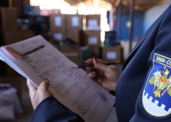 Contrabandă cu haine și laptopuri, depistate de vameșii de la Leușeni | FOTO