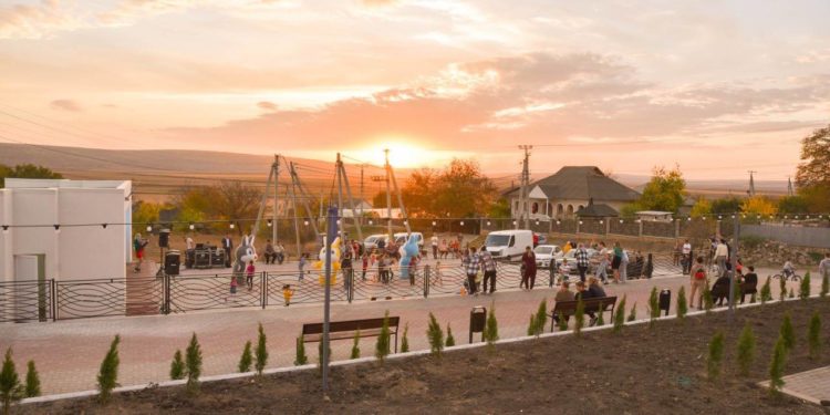 Satul Cișmea din raionul Orhei se schimbă pe zi ce trece: A fost instalat iluminat stradal, inaugurată o estradă de vară, instalate leagăne și bănci. Marina Tauber: „Atmosfera este absolut fantastică” | VIDEO