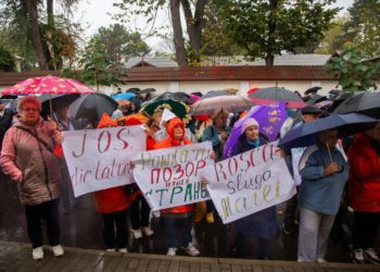 Protest la Curtea Constituțională: Manifestanții și-au exprimat indignarea că zeci de cetățeni au fost privați de dreptul de a participa la alegeri | VIDEO