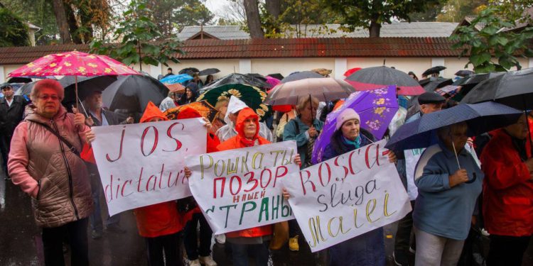 Protest la Curtea Constituțională: Manifestanții și-au exprimat indignarea că zeci de cetățeni au fost privați de dreptul de a participa la alegeri | VIDEO
