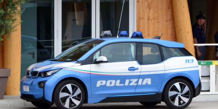 Moldovean de 50 de ani, denunțat în Italia după ce l-a speriat cu un pistol jucărie pe vecinul său