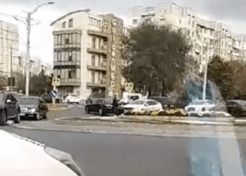 Accident la sensul giratoriu de pe strada Alecu Russo din Chișinău