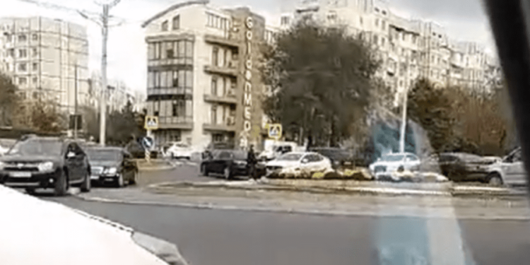 Accident la sensul giratoriu de pe strada Alecu Russo din Chișinău