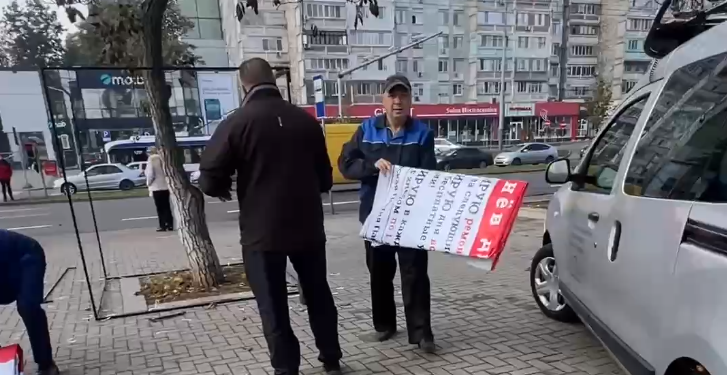 Angajații Primăriei Chișinău au scos de pe străzile capitalei publicitatea electorală a Partidului ”Renaștere”